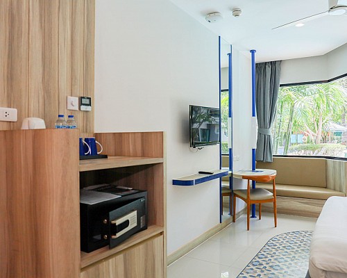 Deluxe Pool Access Room